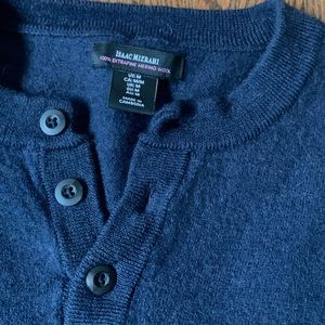Clean and fitted 100% wool crew neck
